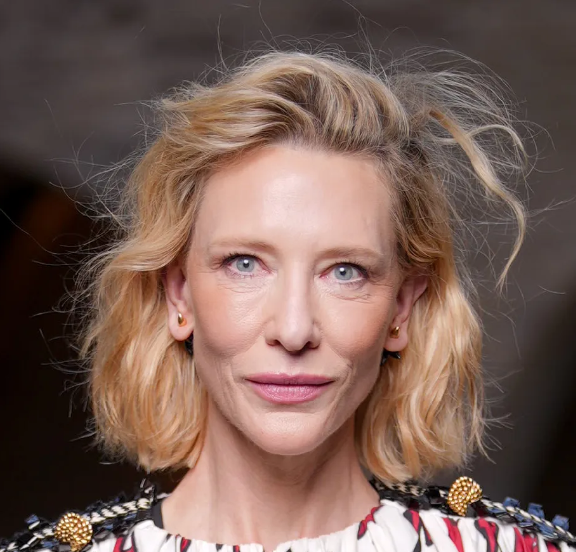 Medium-long hair and Mob Bob for 50-year-old mature women: a new choice of hairstyles that are elegant and age-reducing